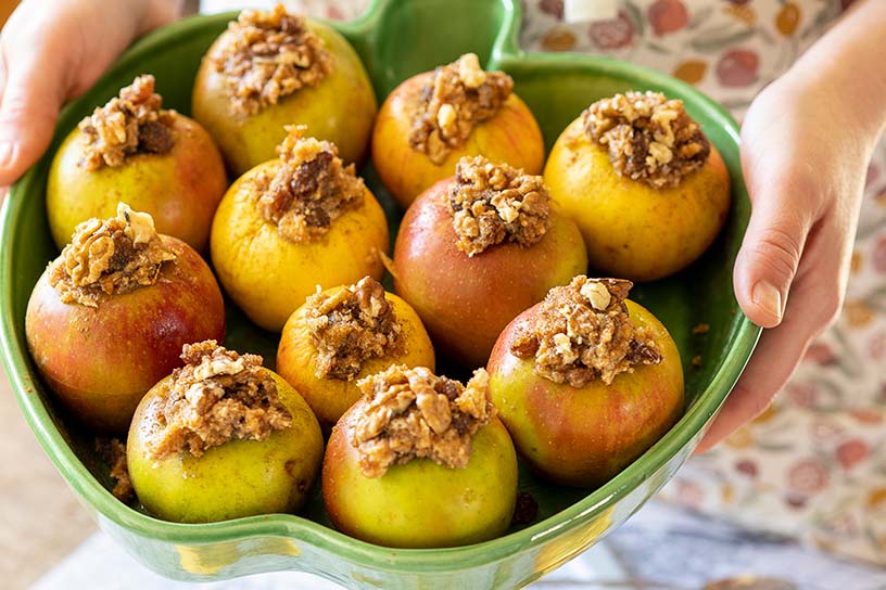 Appels uit de oven op een schaal.